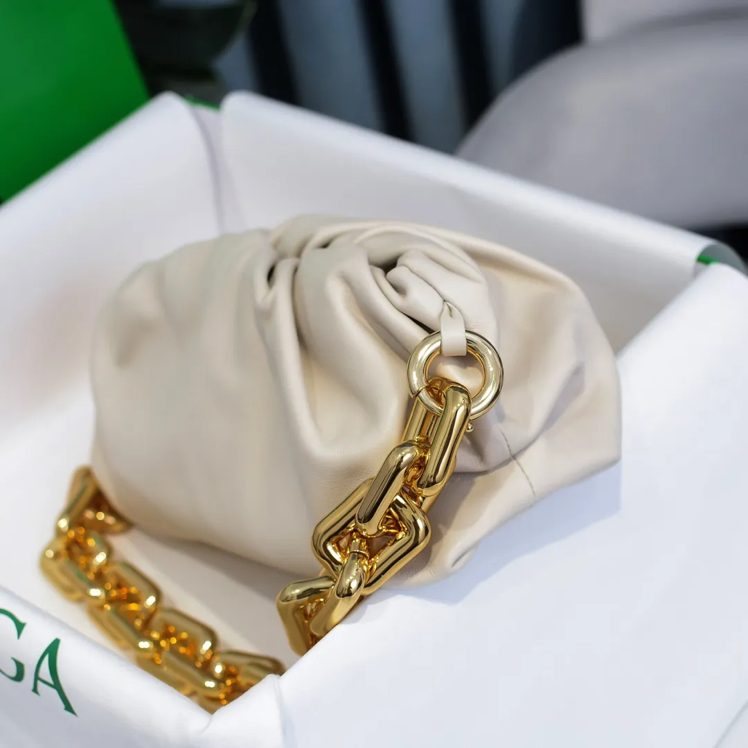 2020 new products will continue to upgrade the cloud bag to the вoттega veneтa chain cloud bag. It is still developed with imported original leather as standard. This hardware chain needs to be light on the upper body and can only be made of all-steel material. It is made of hollowed metal. You don’t have to worry about its weight. Major celebrity fashion bloggers have used it to attend fashion shows. Who can resist the charm of this large gold chain [smile] Style number: 6708# Size: 30*16*12